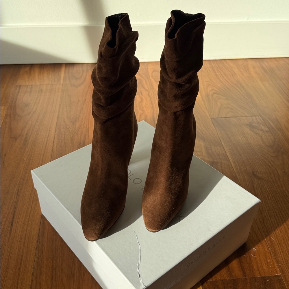 Manolo Blahnik - Calasso 90MM Suede Slouch Boots - NIB - 37 - Picture 10 of 10